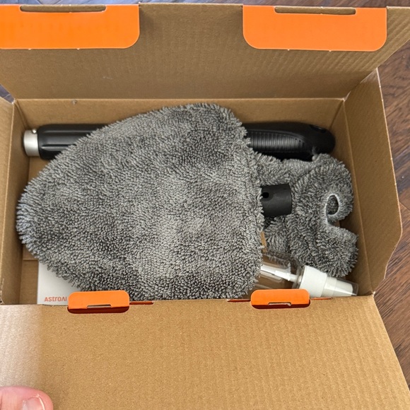 NWT Windshield Cleaner with Extendable Handle - Picture 9 of 16